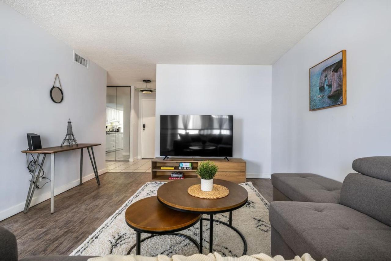 Prime Location Near Jasper Ave with Downtown Views, Netflix, Gym, Sauna, Sleeps 4