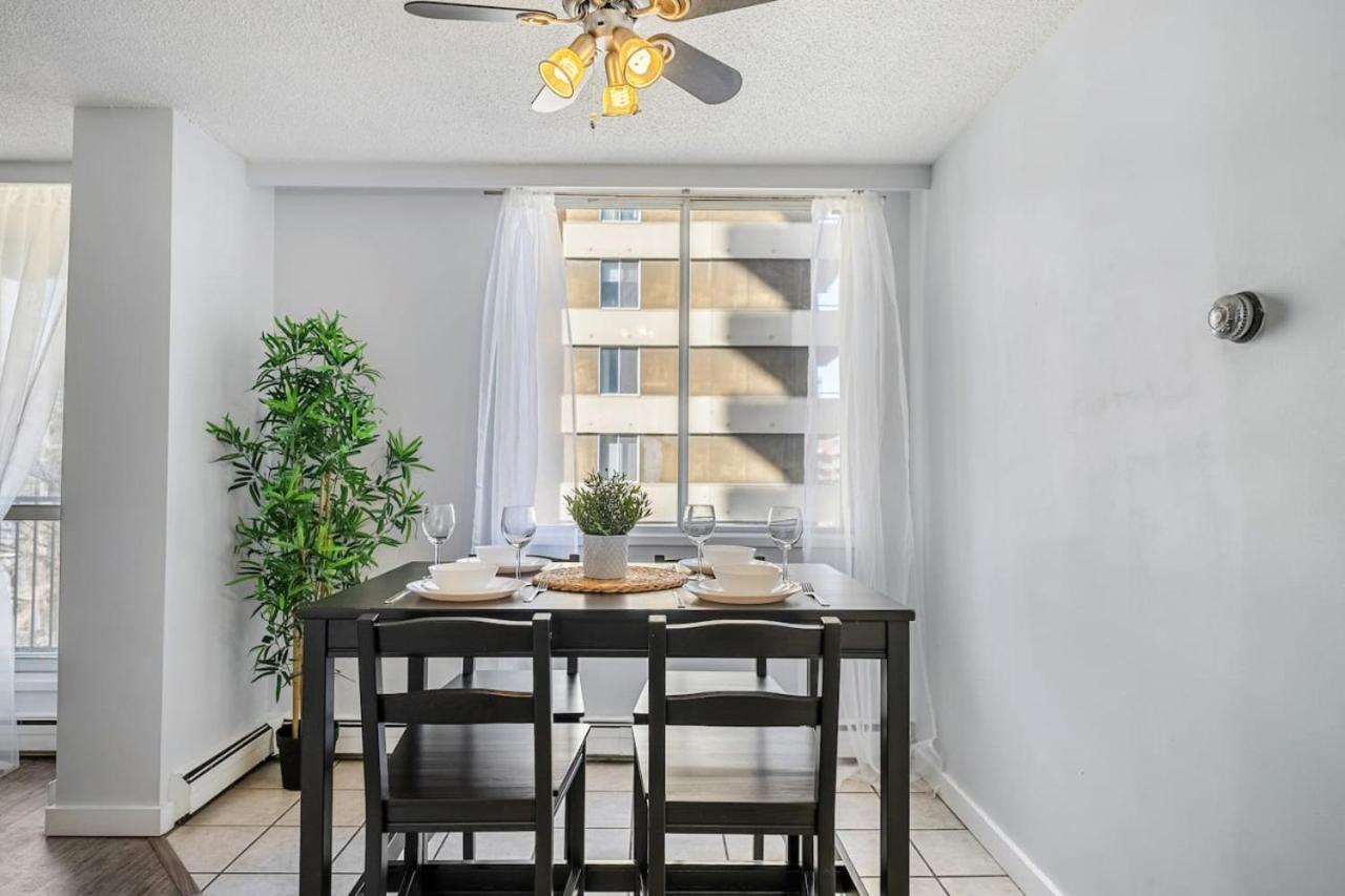 Prime Location Near Jasper Ave with Downtown Views, Netflix, Gym, Sauna, Sleeps 4