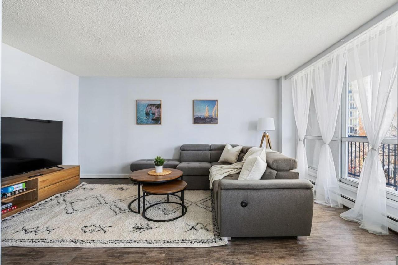 Prime Location Near Jasper Ave with Downtown Views, Netflix, Gym, Sauna, Sleeps 4