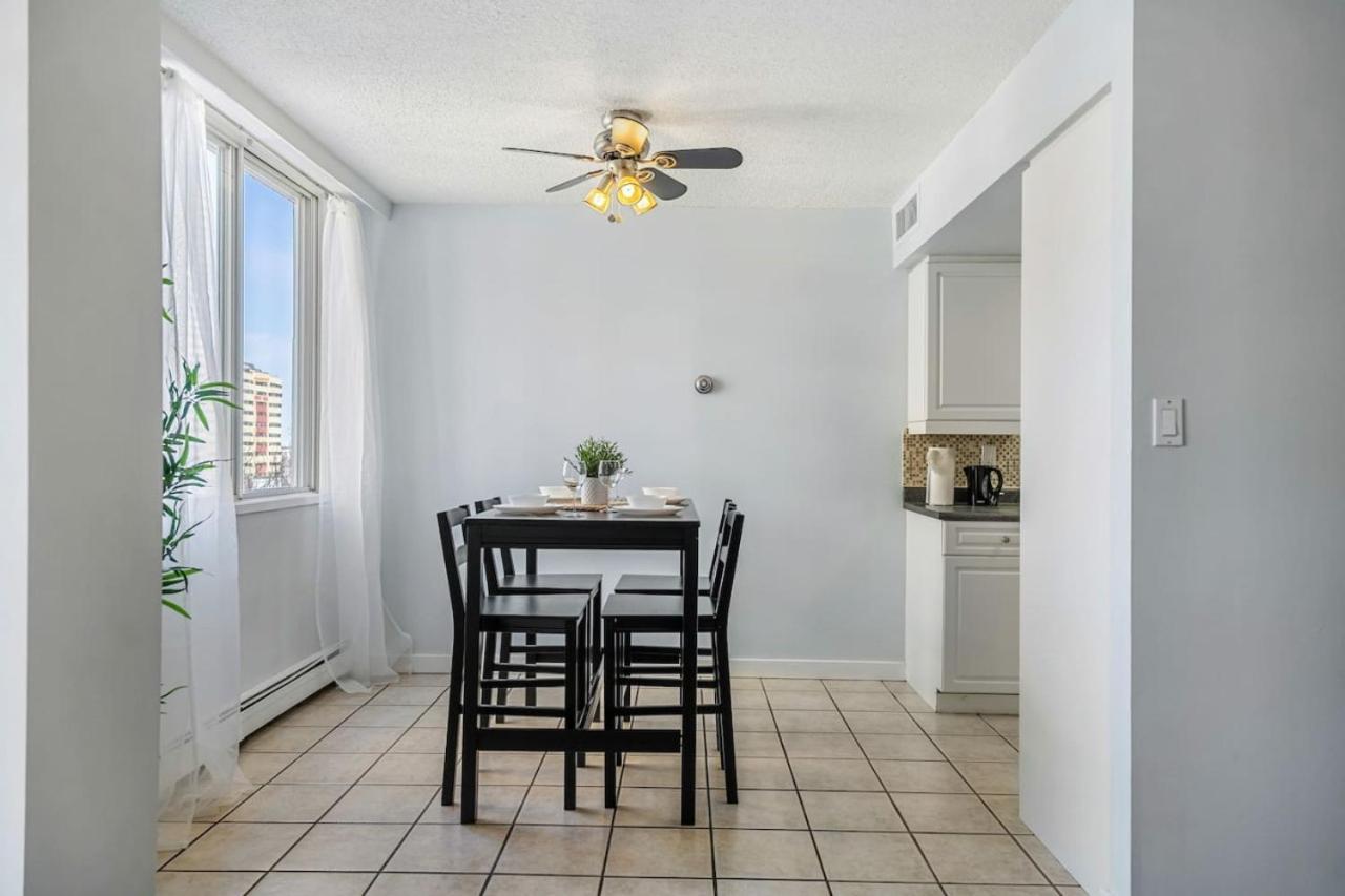 Prime Location Near Jasper Ave with Downtown Views, Netflix, Gym, Sauna, Sleeps 4