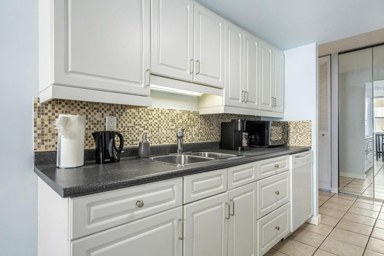 Prime Location Near Jasper Ave with Downtown Views, Netflix, Gym, Sauna, Sleeps 4