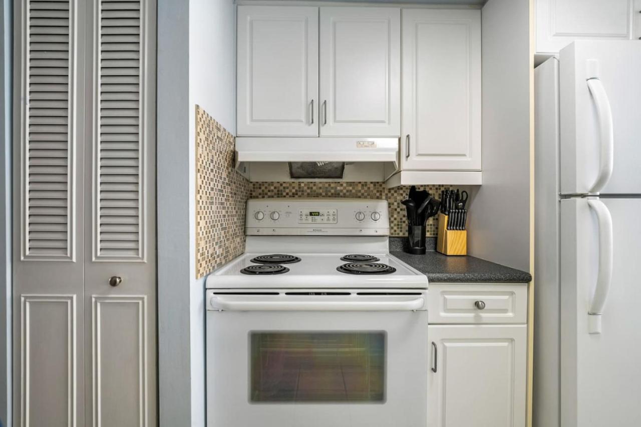 Prime Location Near Jasper Ave with Downtown Views, Netflix, Gym, Sauna, Sleeps 4