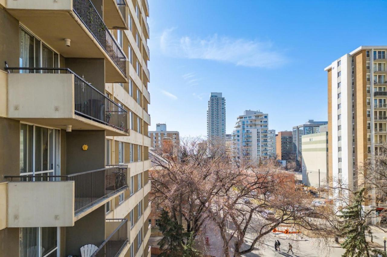 Prime Location Near Jasper Ave with Downtown Views, Netflix, Gym, Sauna, Sleeps 4