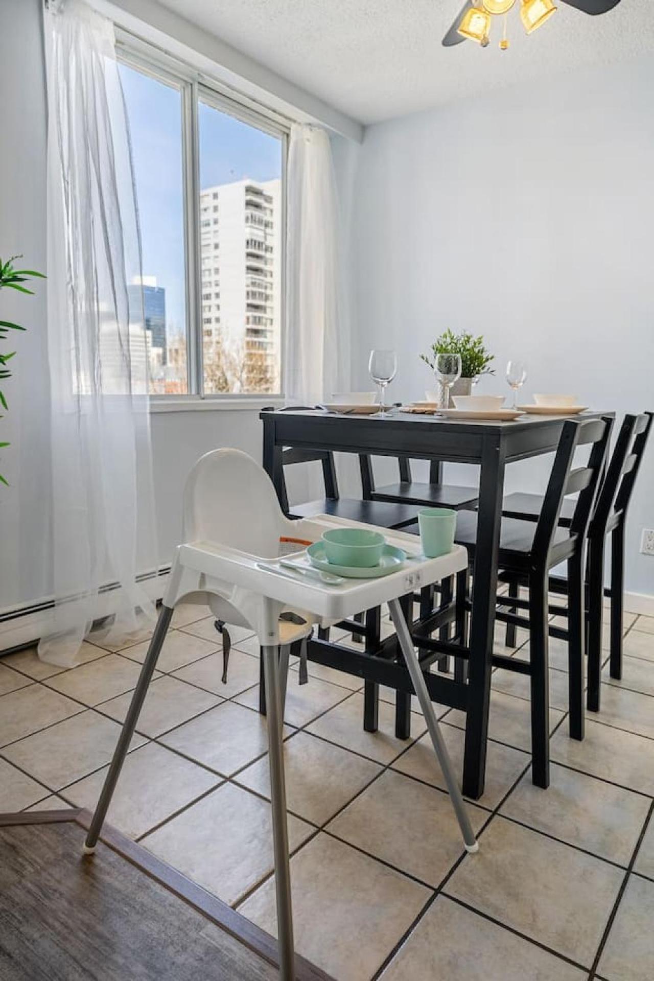 Prime Location Near Jasper Ave with Downtown Views, Netflix, Gym, Sauna, Sleeps 4
