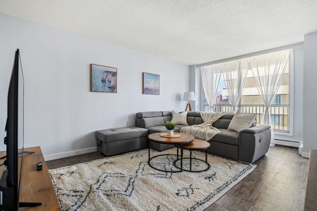 Prime Location Near Jasper Ave with Downtown Views, Netflix, Gym, Sauna, Sleeps 4