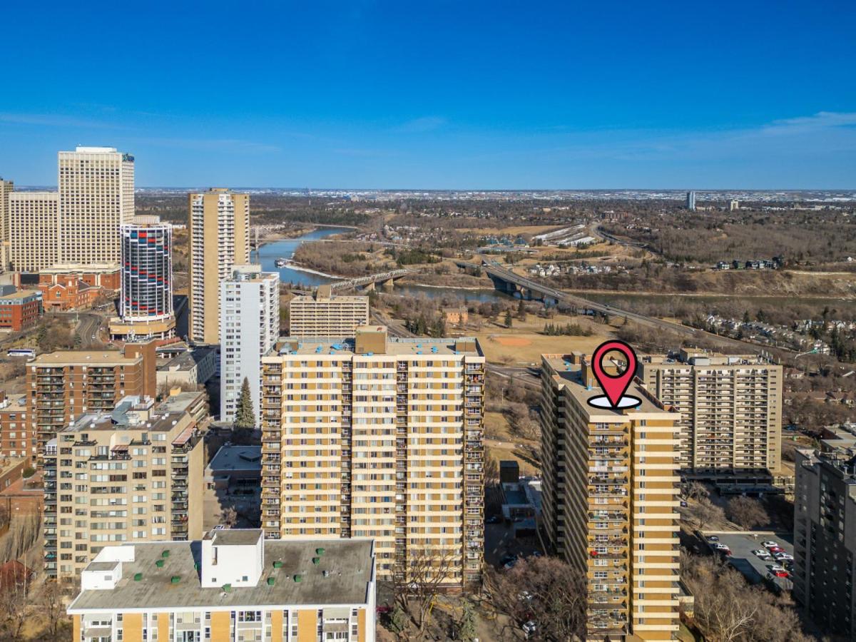 Prime Location Near Jasper Ave with Downtown Views, Netflix, Gym, Sauna, Sleeps 4
