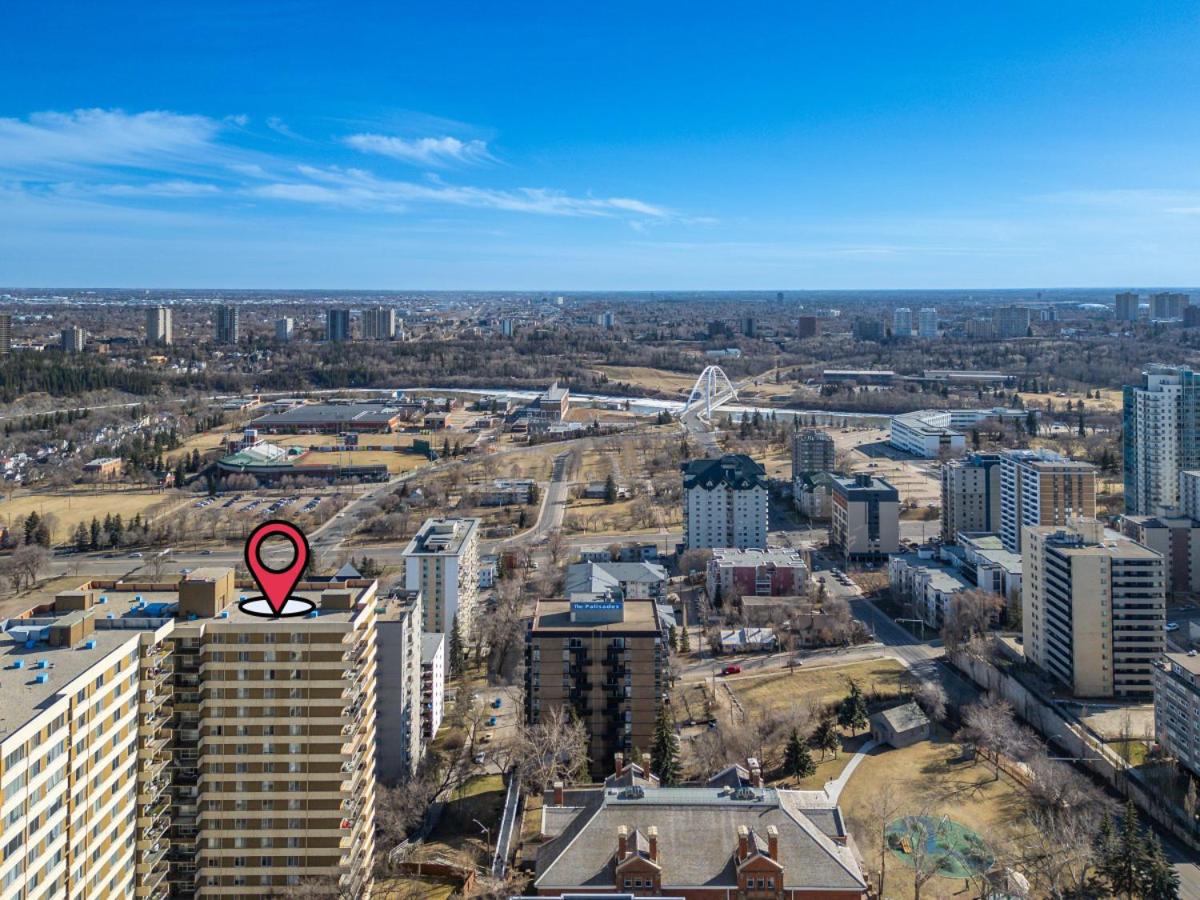 Prime Location Near Jasper Ave with Downtown Views, Netflix, Gym, Sauna, Sleeps 4
