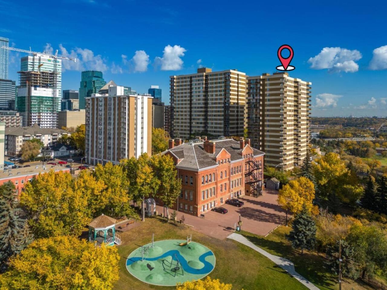 Prime Location Near Jasper Ave with Downtown Views, Netflix, Gym, Sauna, Sleeps 4