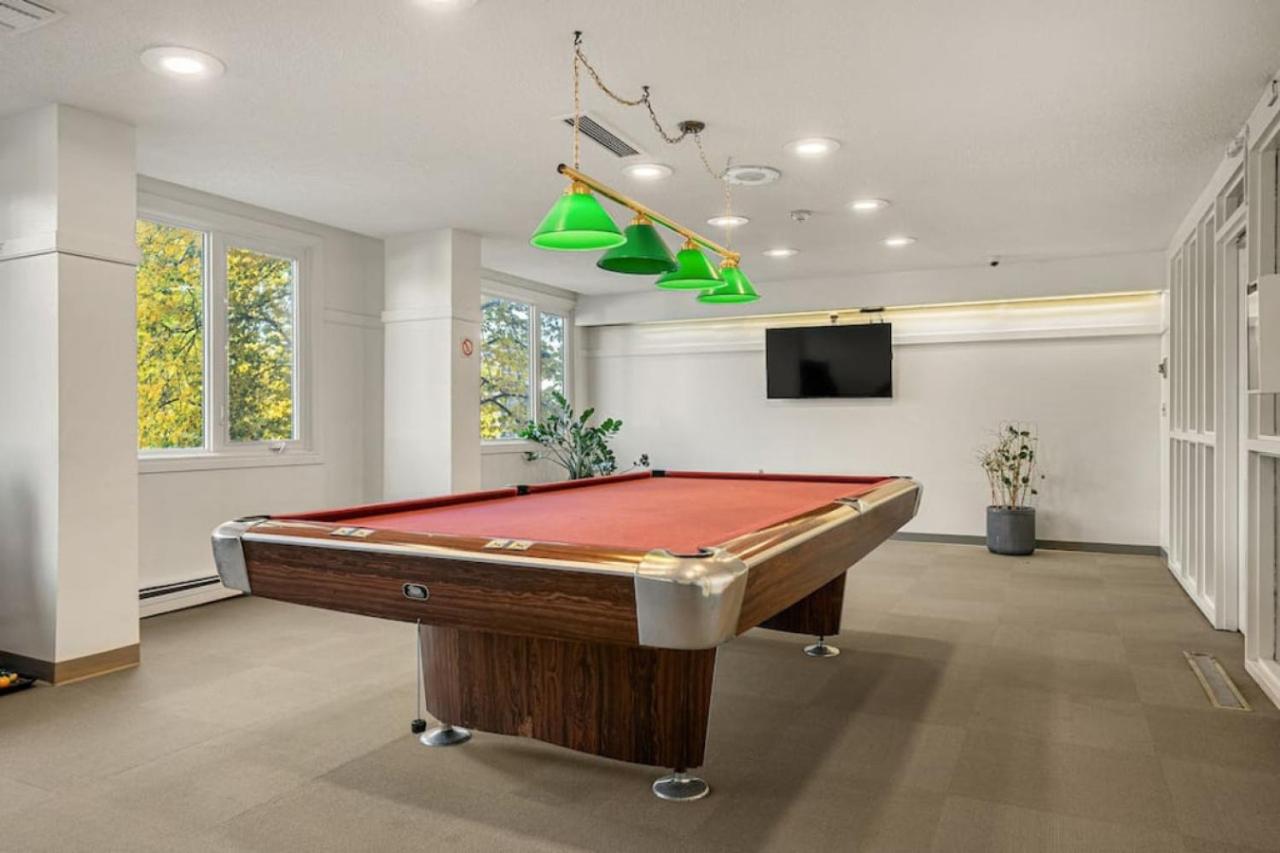 Prime Location Near Jasper Ave with Downtown Views, Netflix, Gym, Sauna, Sleeps 4