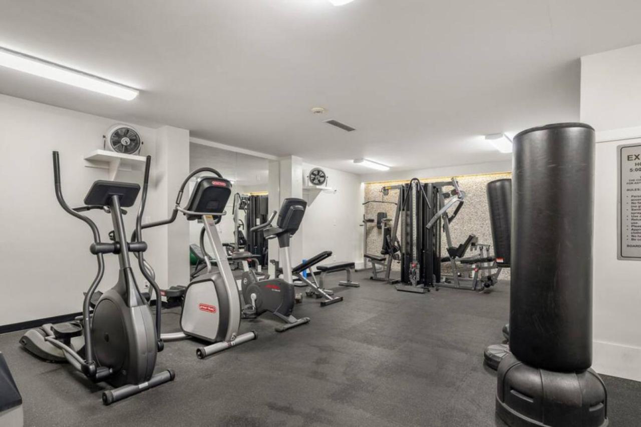 Prime Location Near Jasper Ave with Downtown Views, Netflix, Gym, Sauna, Sleeps 4
