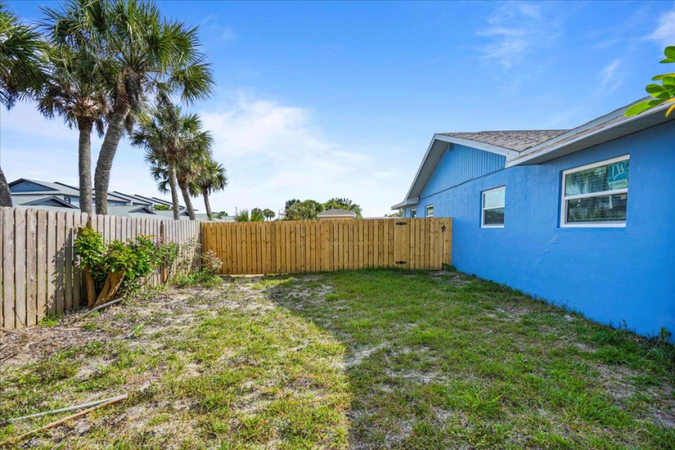 Shoreline Serenity 3bd Dog Friendly Bckyrd view 3