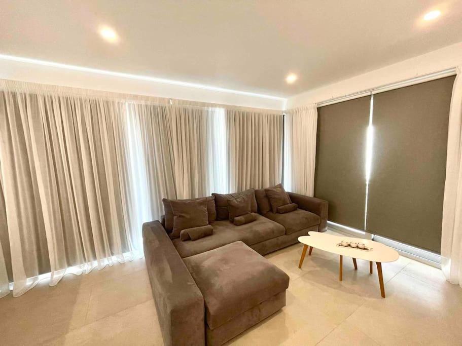Platform 357 Agios Dometios Modern Apartment