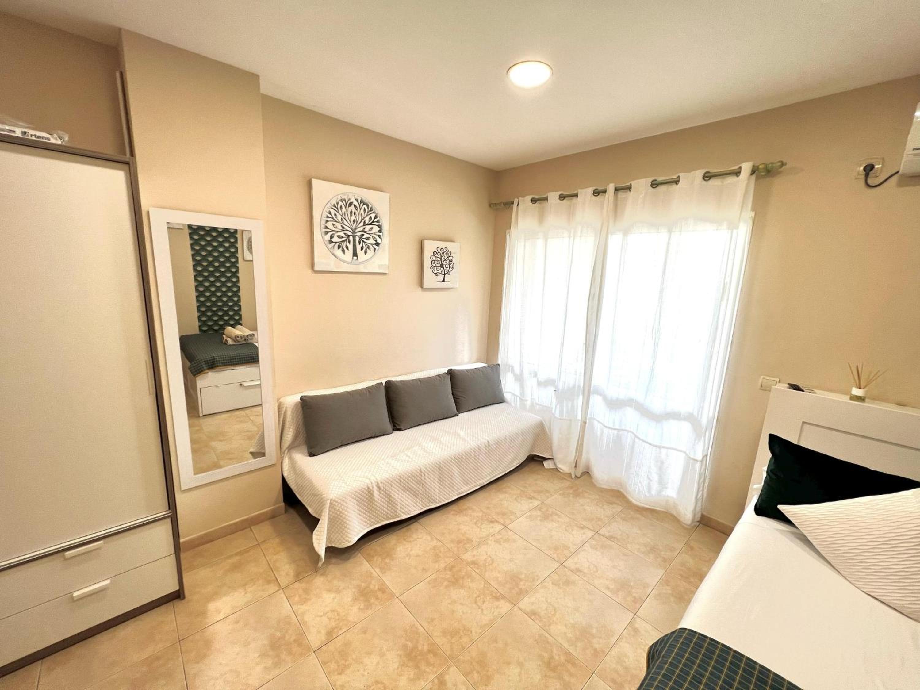 EL ESTUDIO DE LA PLAYA Sunny Holidays Benalbeach