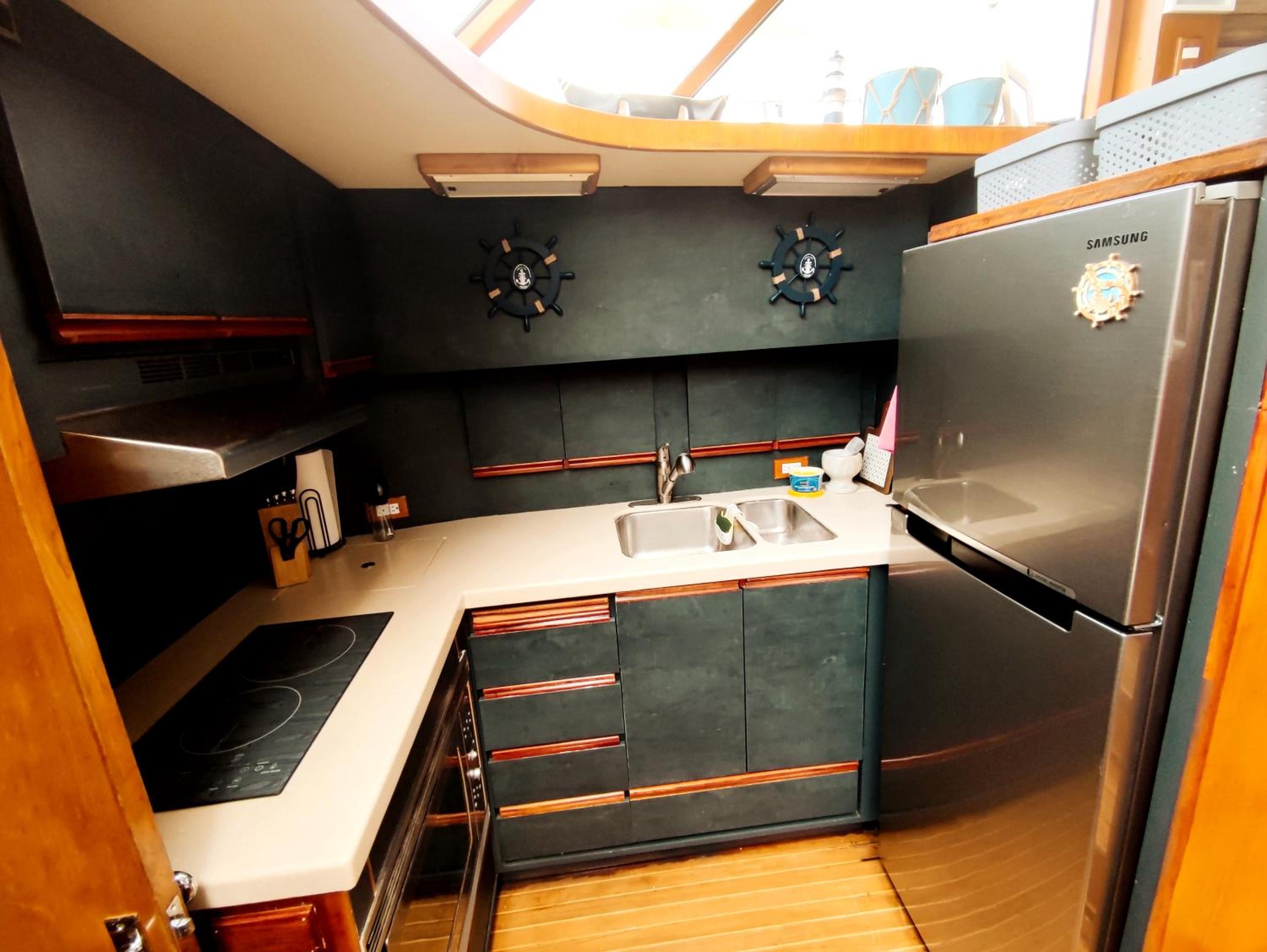 Amazing Vintage Yacht in the best area of Panama! view 5