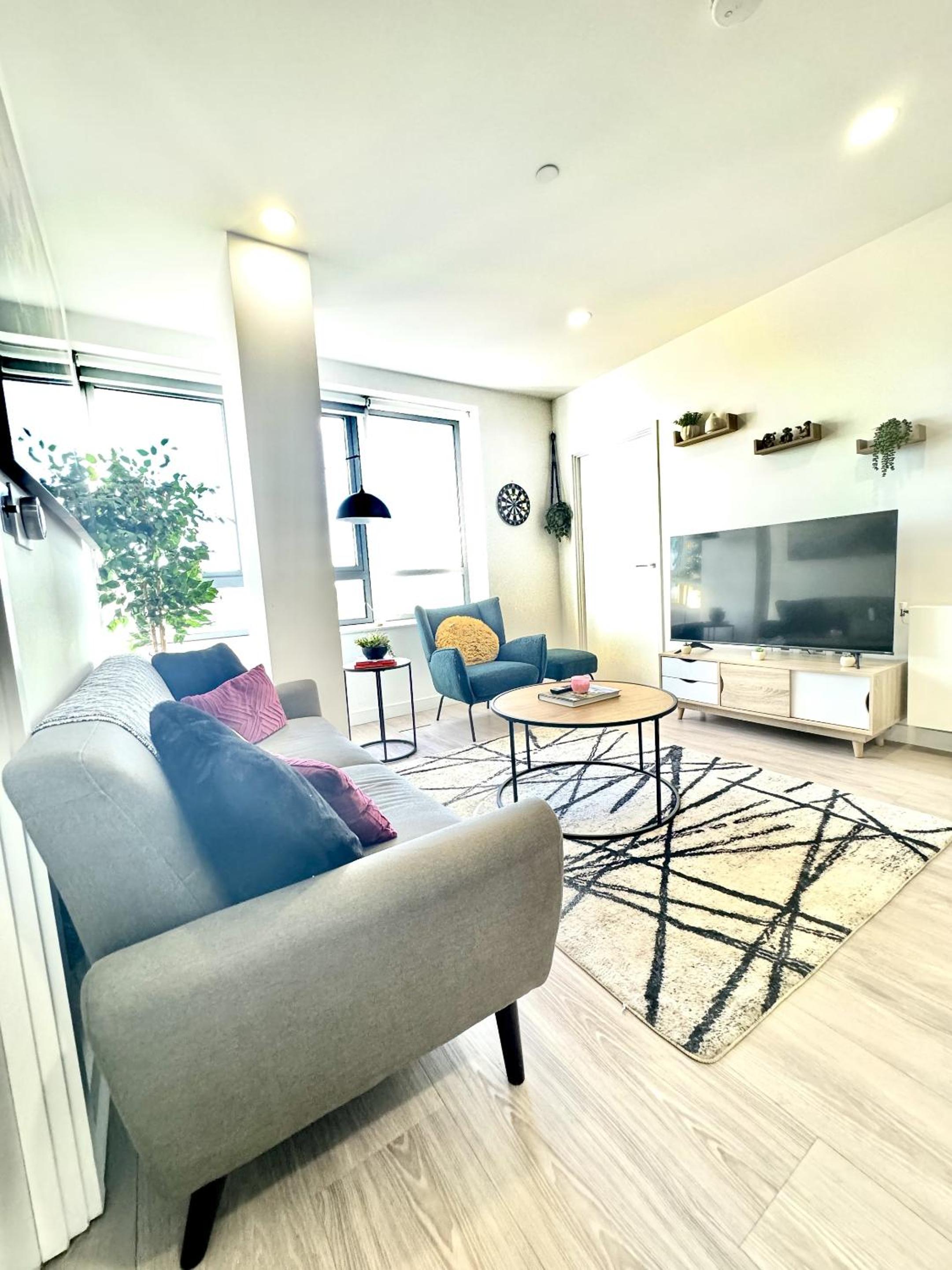 Fully Furnished 2 Bed 2 Bath City Centre Luxury Apartment - Free Parking but reservation needed - Pets Allowed view 5