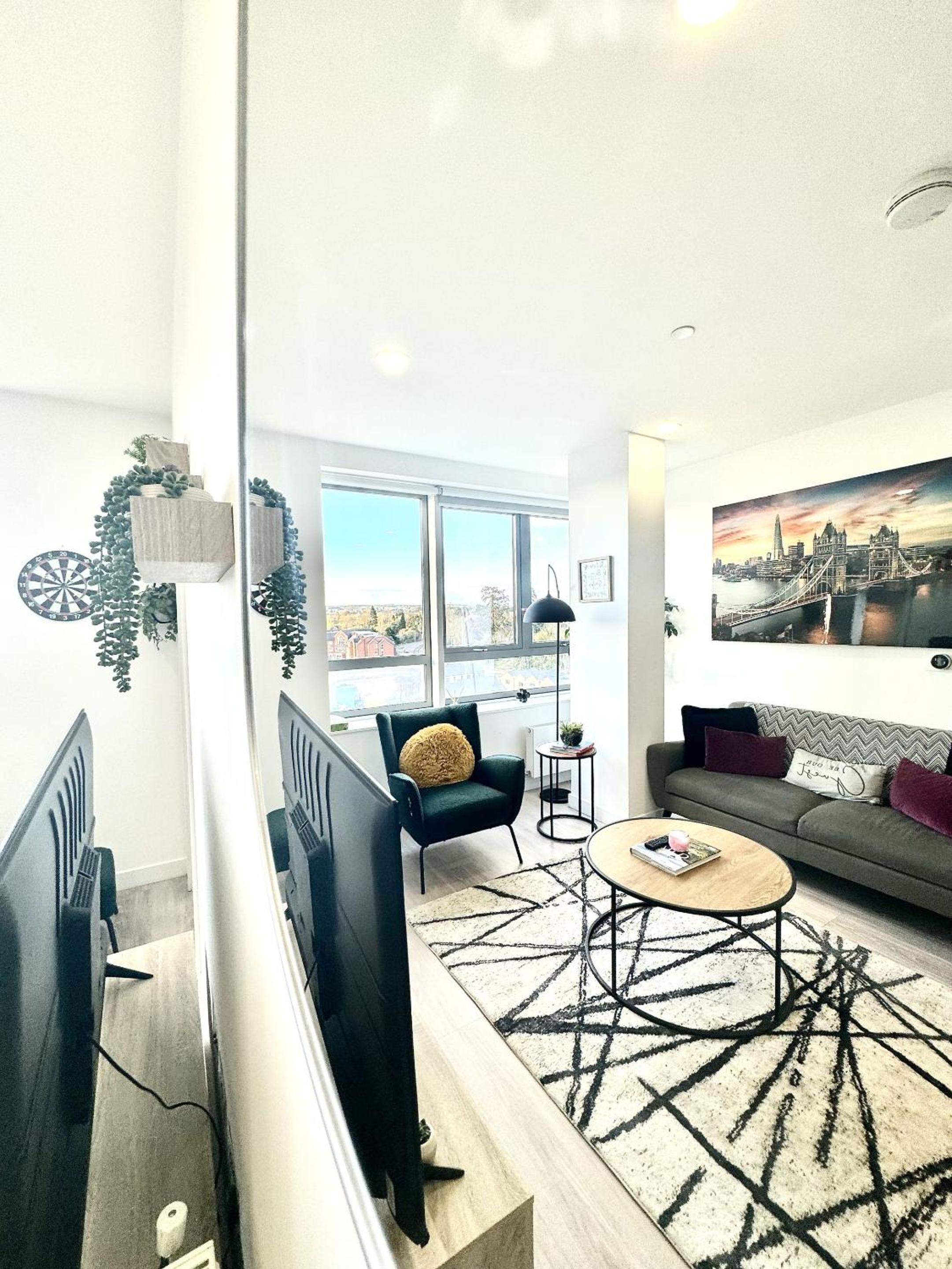 Fully Furnished 2 Bed 2 Bath City Centre Luxury Apartment - Free Parking but reservation needed - Pets Allowed view 4