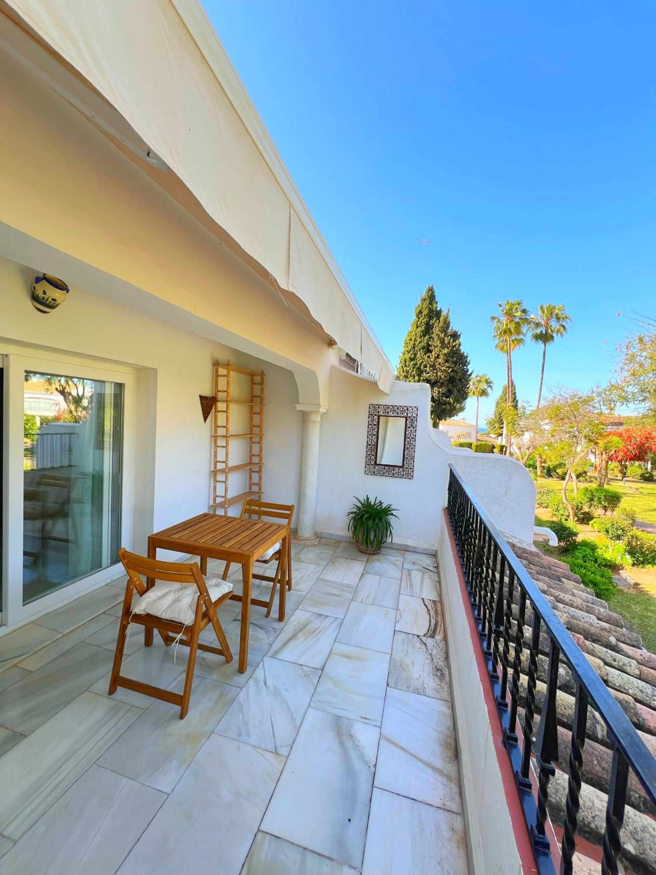 Patio Alcornocal by Residea
