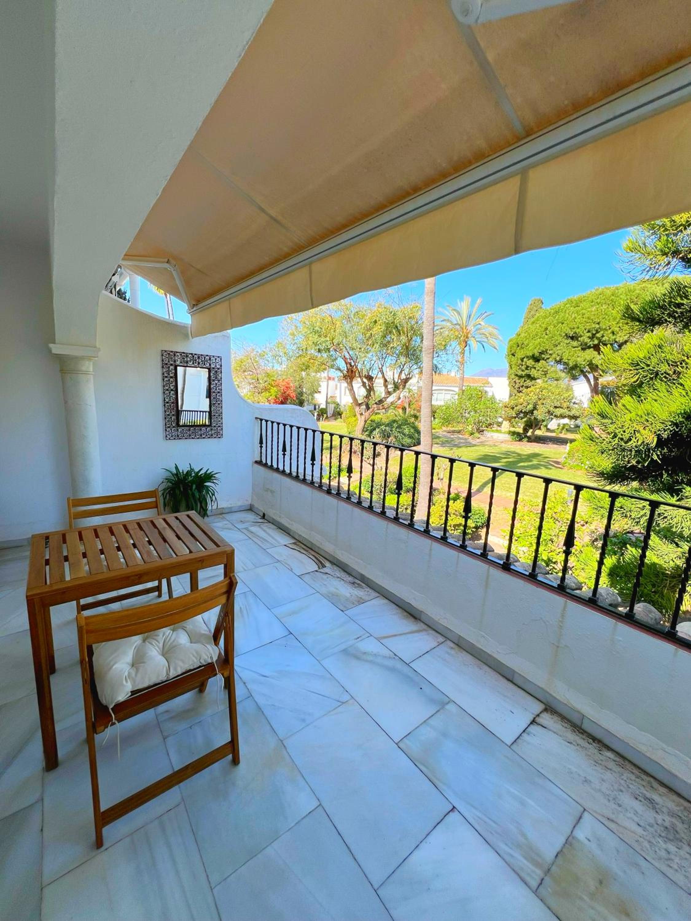 Patio Alcornocal by Residea