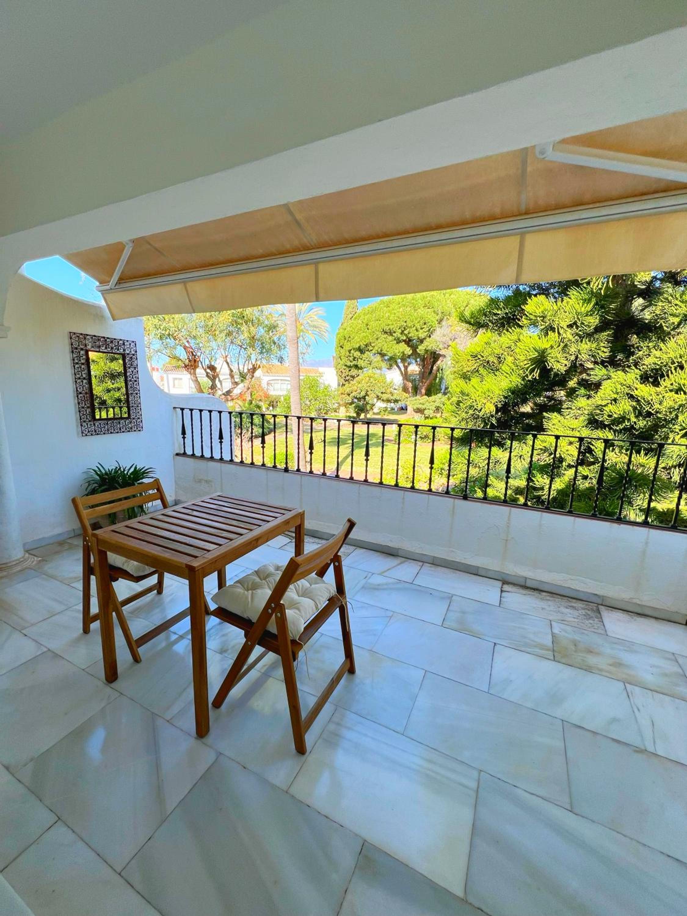Patio Alcornocal by Residea