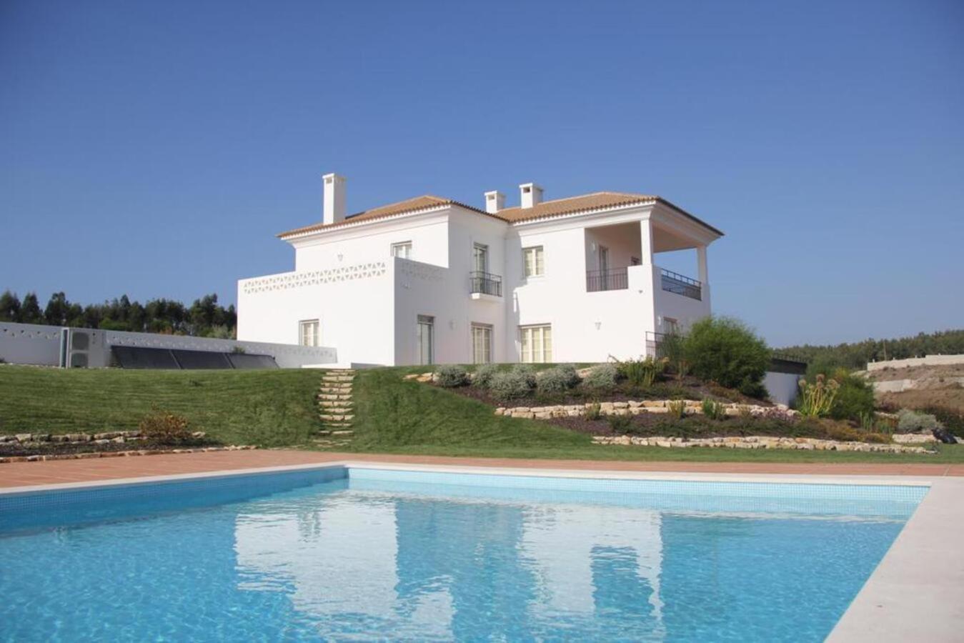 Hotel Lakeview Luxury Villa With Pool - Image 1