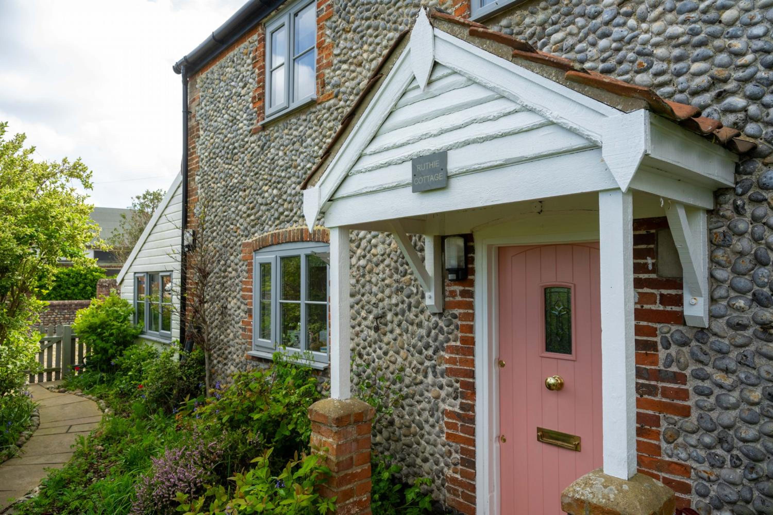 Ruthie Cottage by Big Skies Cottages view 2