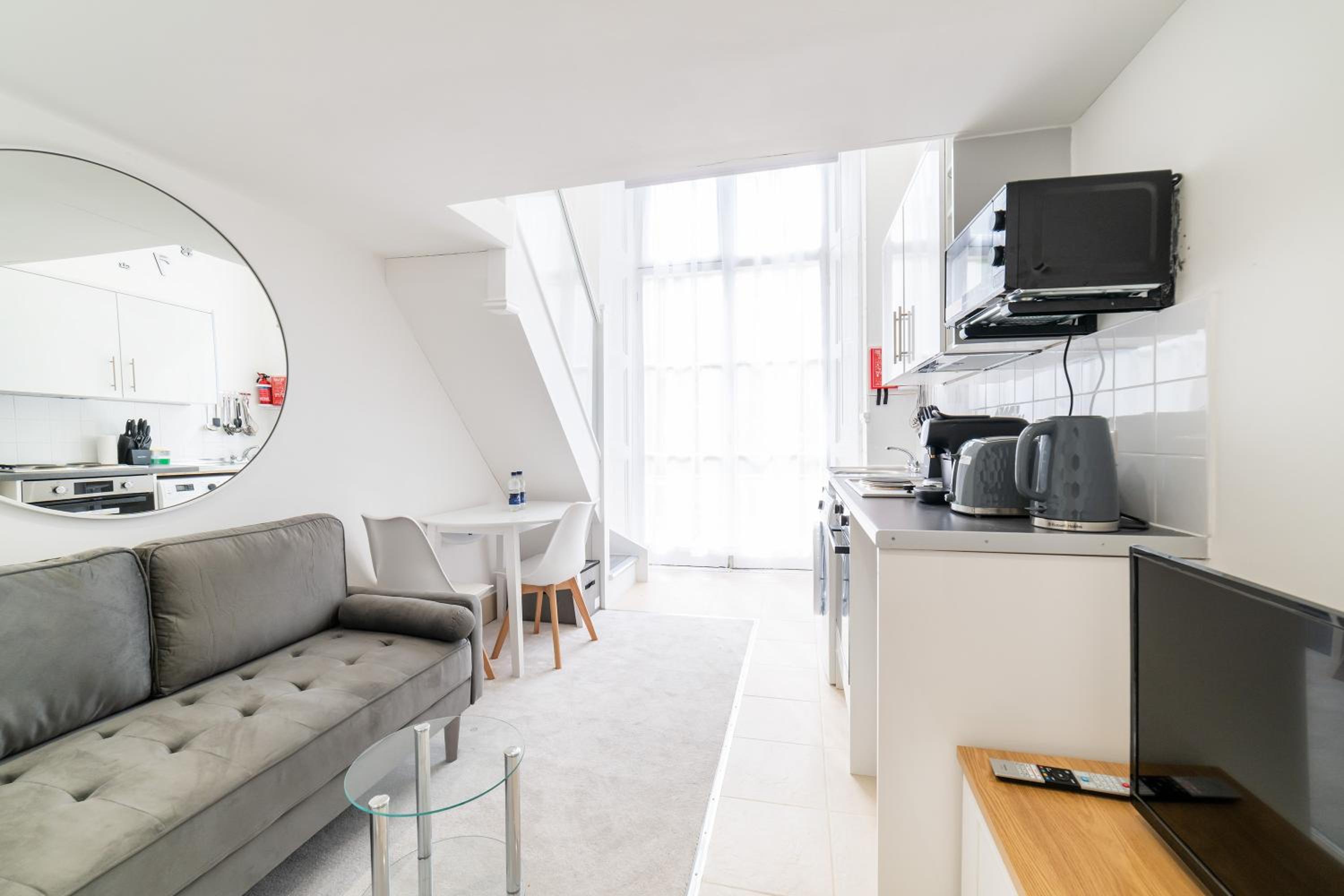 Cozy Studio in Queen's Garden