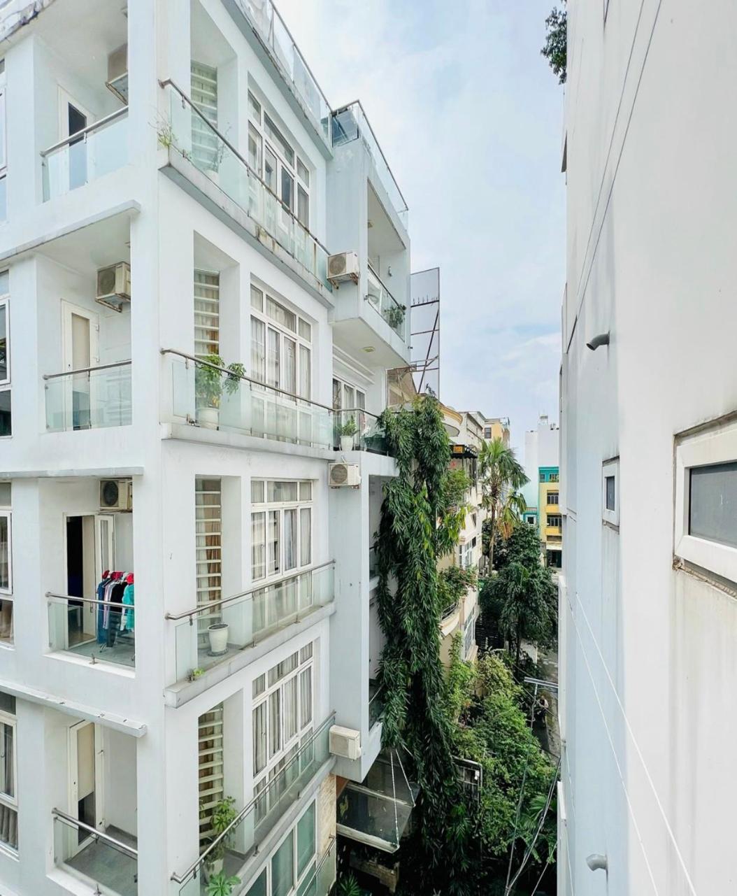 EMERALD APARTMENTS