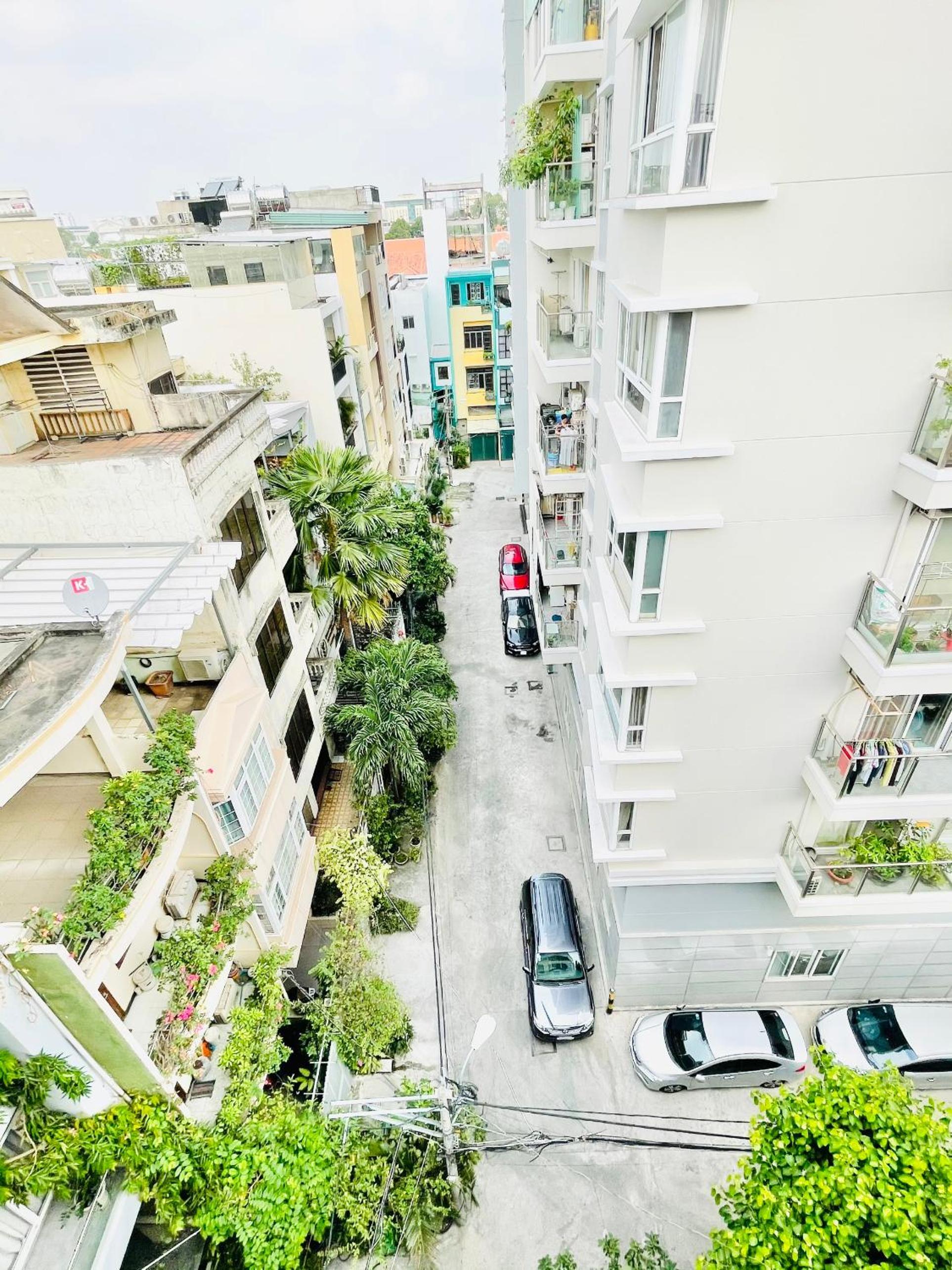 EMERALD APARTMENTS