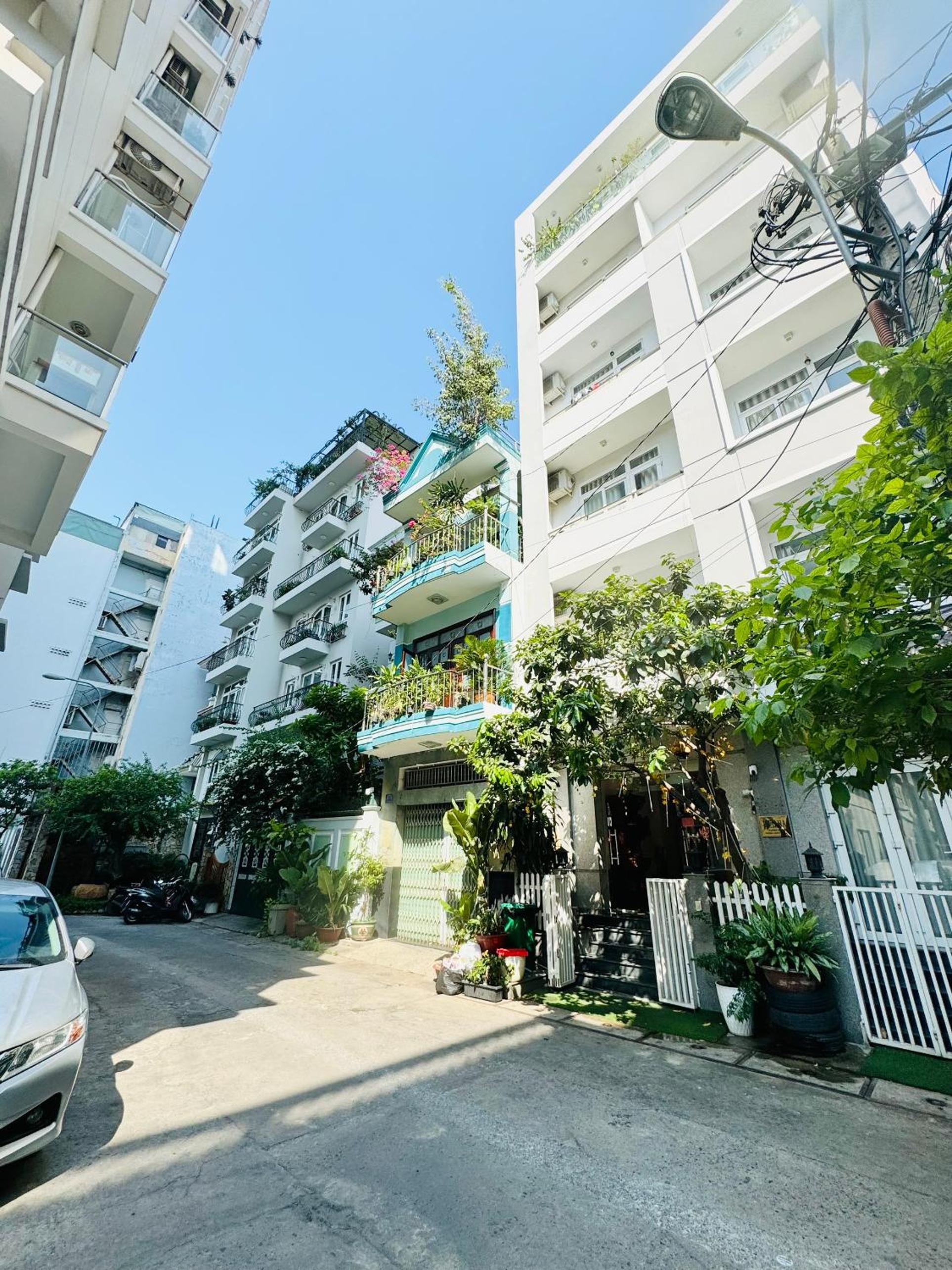 EMERALD APARTMENTS