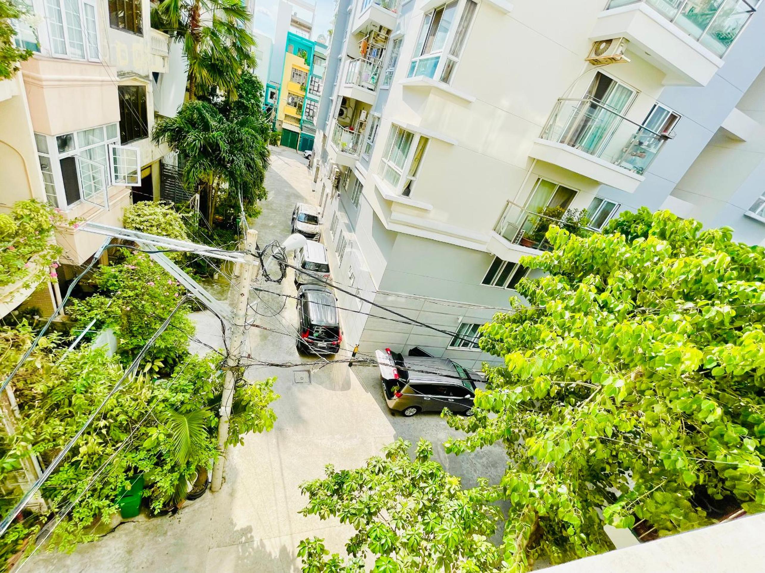 EMERALD APARTMENTS