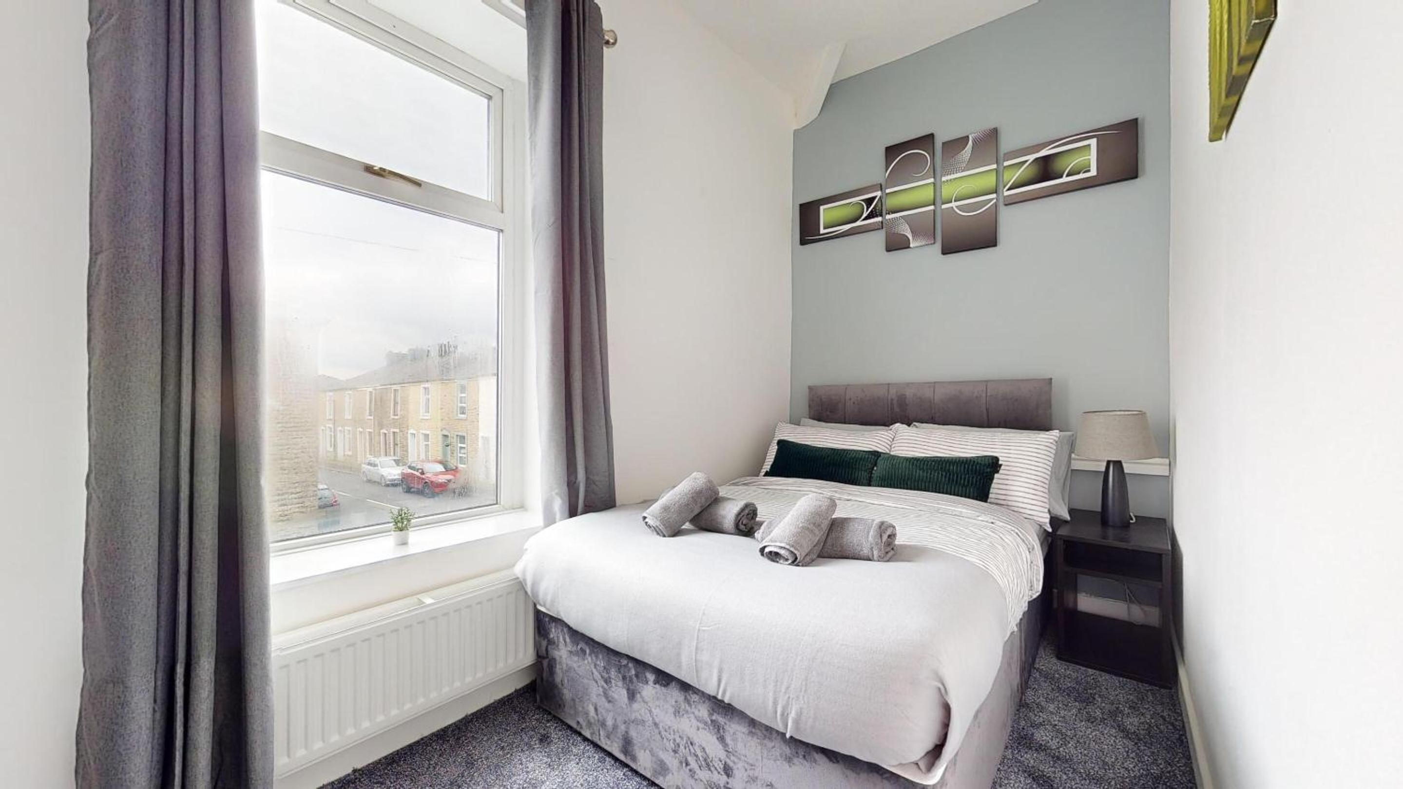 Modernised 3-bedroom Blackburn townhouse sleeps 6 view 3