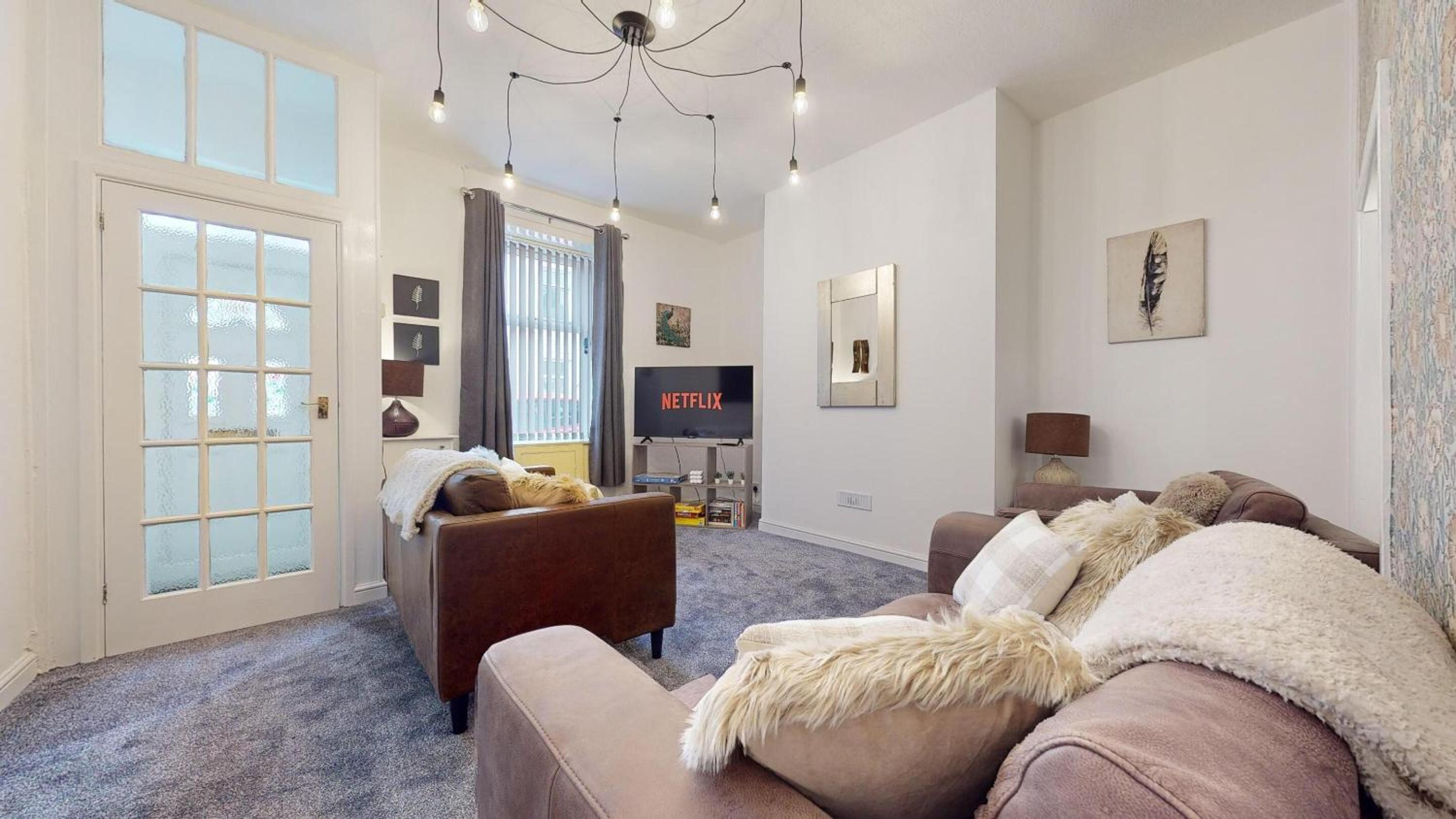 Modernised 3-bedroom Blackburn townhouse sleeps 6 view 4