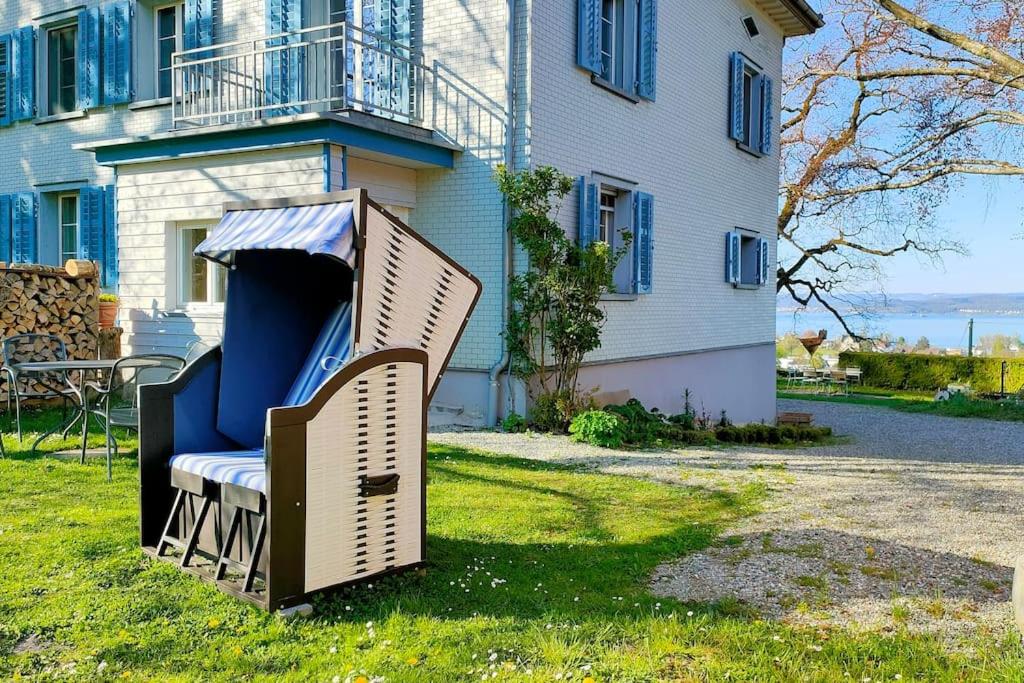Seesicht und charmante Wohnung bei Hanni und Ueli