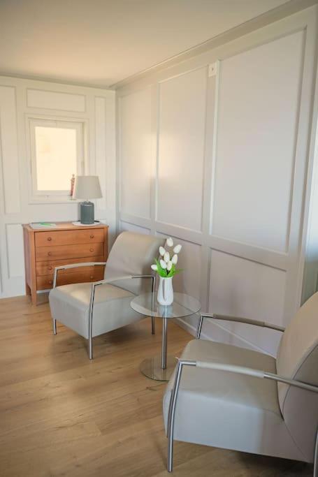Seesicht und charmante Wohnung bei Hanni und Ueli