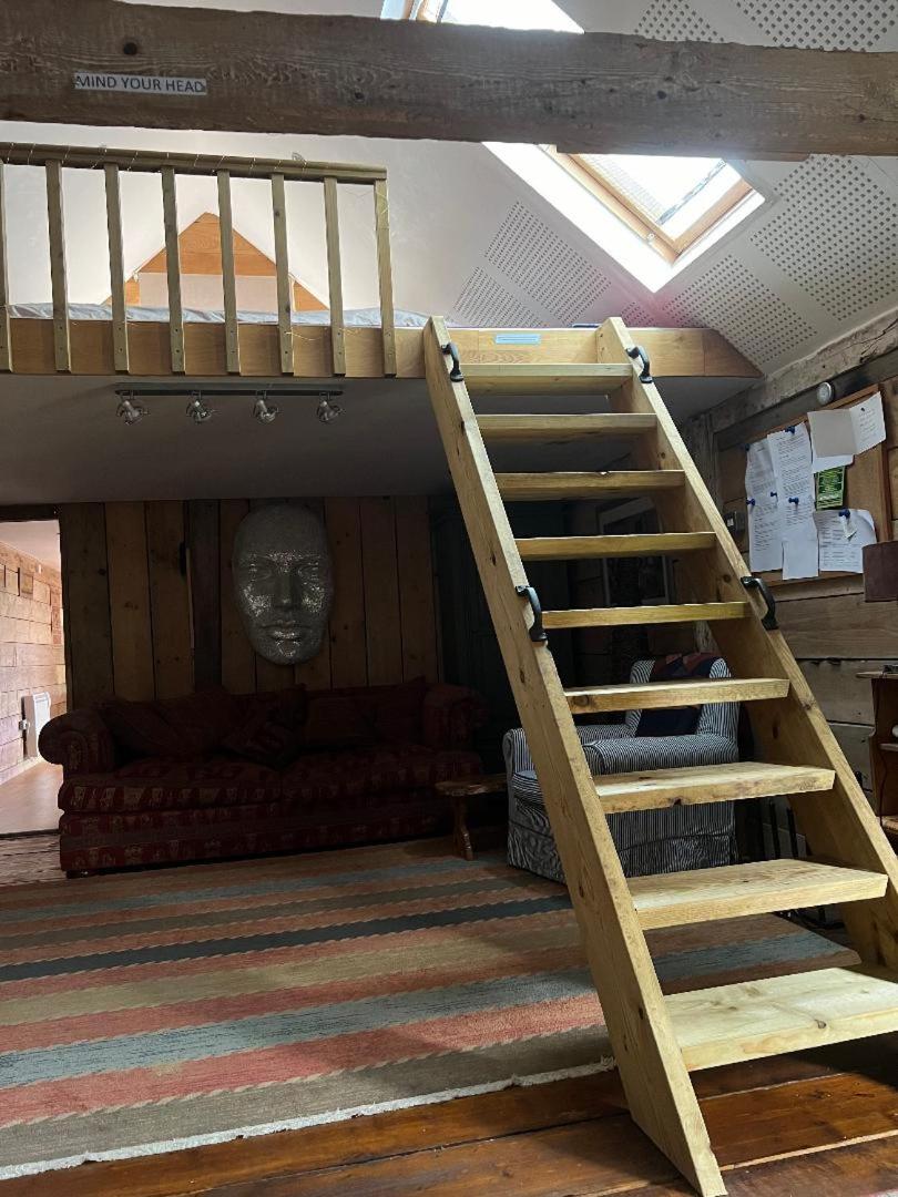 Quirky Barn Conversion Crowhurst Battle
