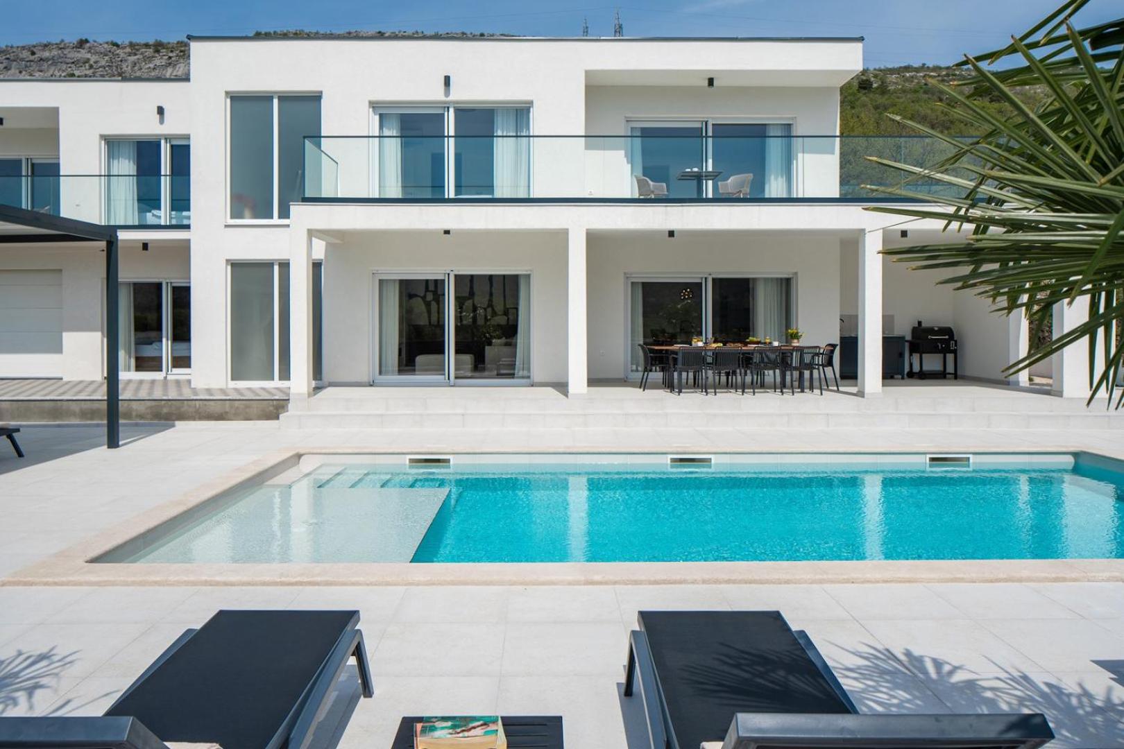 Villa Carmen with 5 en-suite bedrooms, 48 sqm pool, 8km from sea view 3