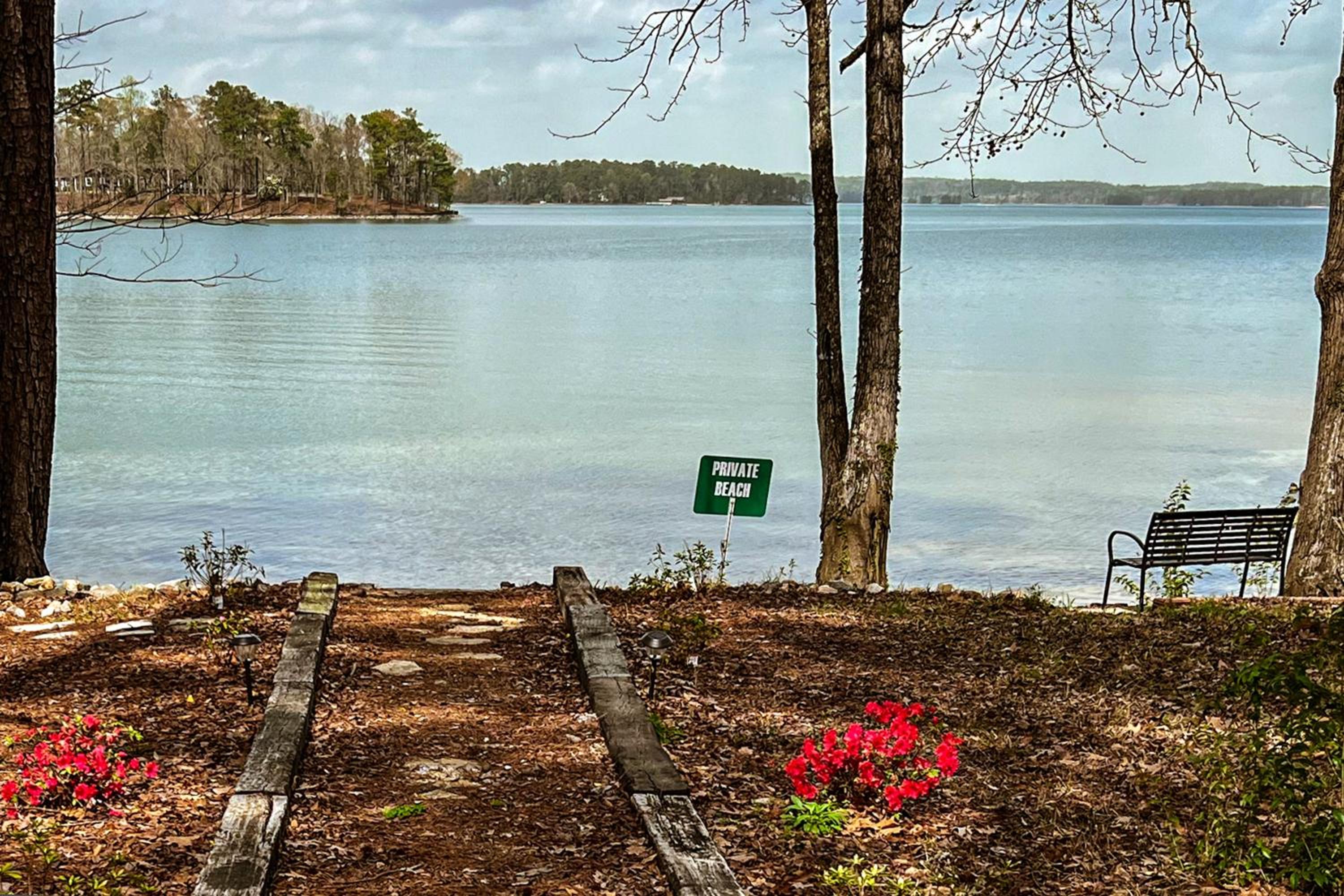 Dogs Welcome! Big Oak Hideaway Near Lake Martin