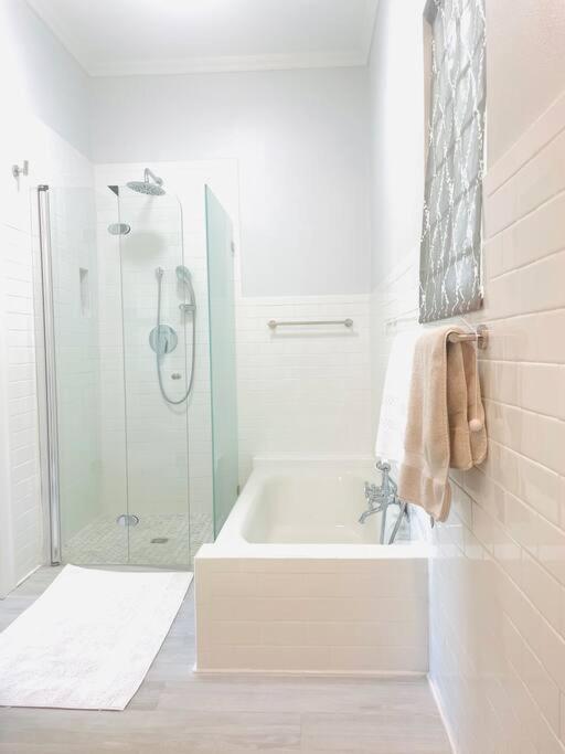 Delightful Cottage - 30 Secs Walk to the Beach