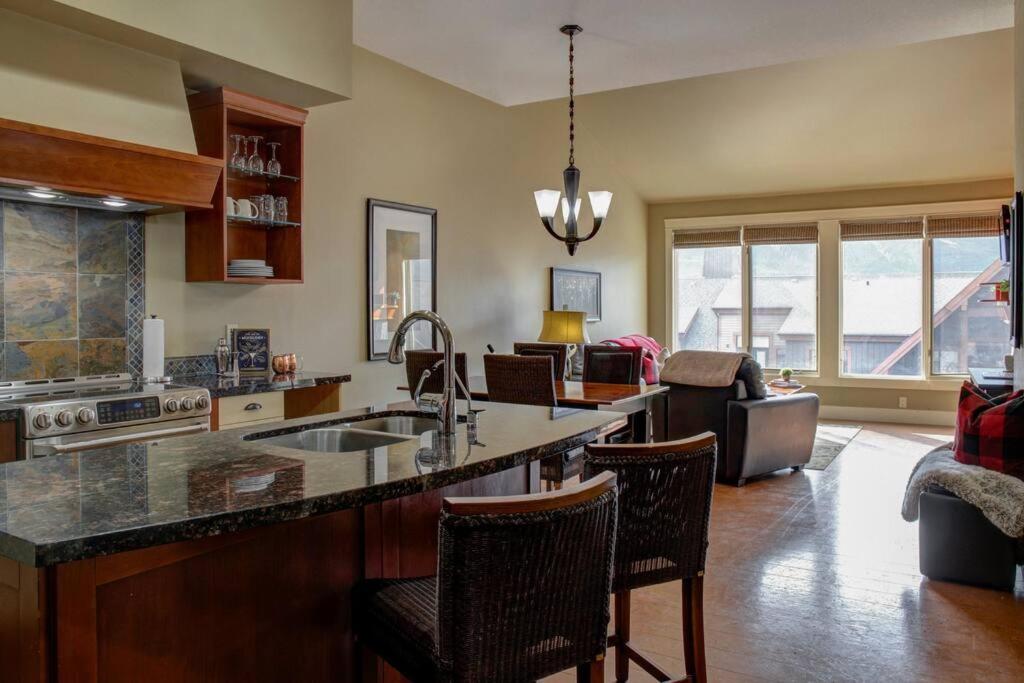 Mountain View (Top Floor) Condo