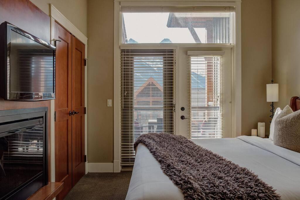 Mountain View (Top Floor) Condo