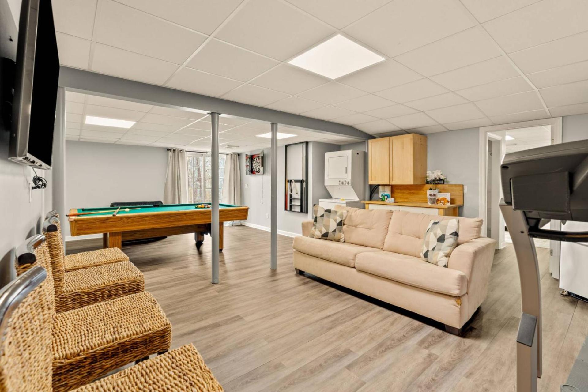 Barnstable Luxury Family Retreat with pool, fire pit and beach nearby