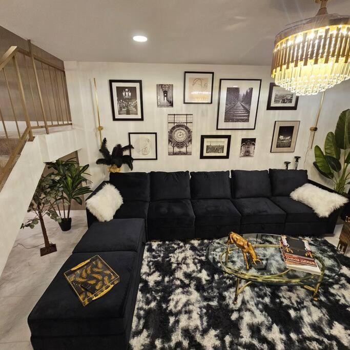 Walk to OLD TOWN 3 FULL Bathrooms 4 Bedrooms 5 actual Beds view 2
