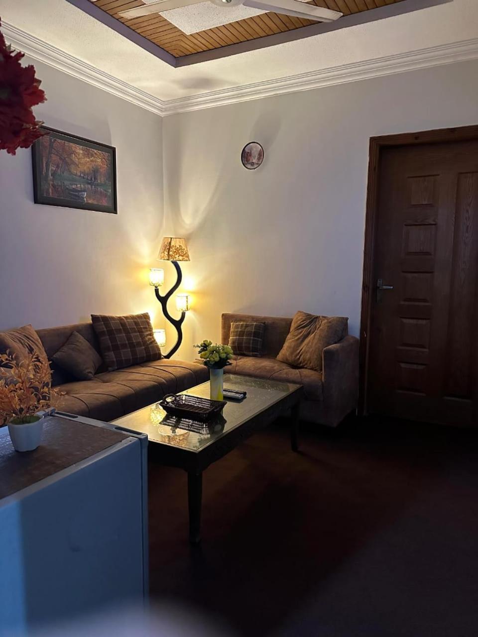 One bed flat for per day rent in e11/3 markaz view 5