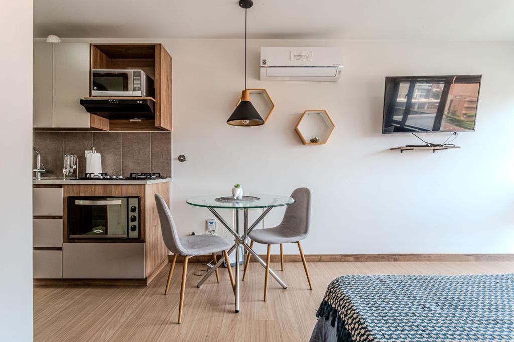 RemoteCasa - Vibrant Cityscape Studio in Laureles