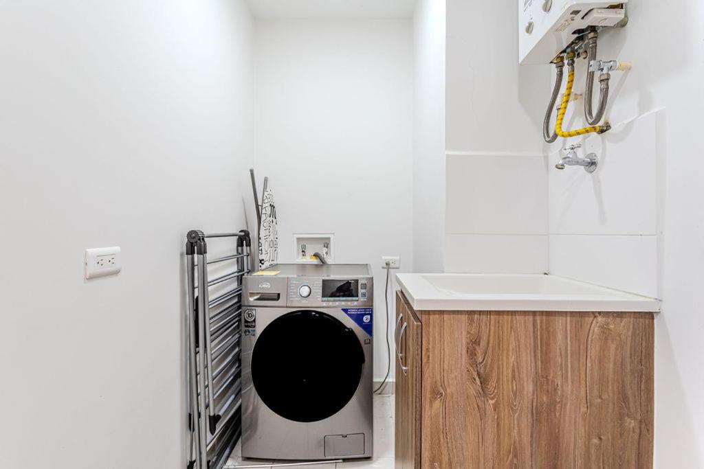 RemoteCasa - Vibrant Cityscape Studio in Laureles