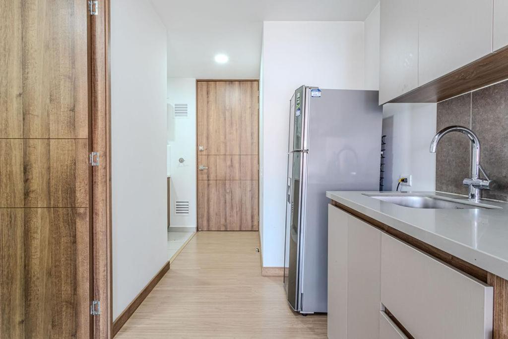 RemoteCasa - Vibrant Cityscape Studio in Laureles