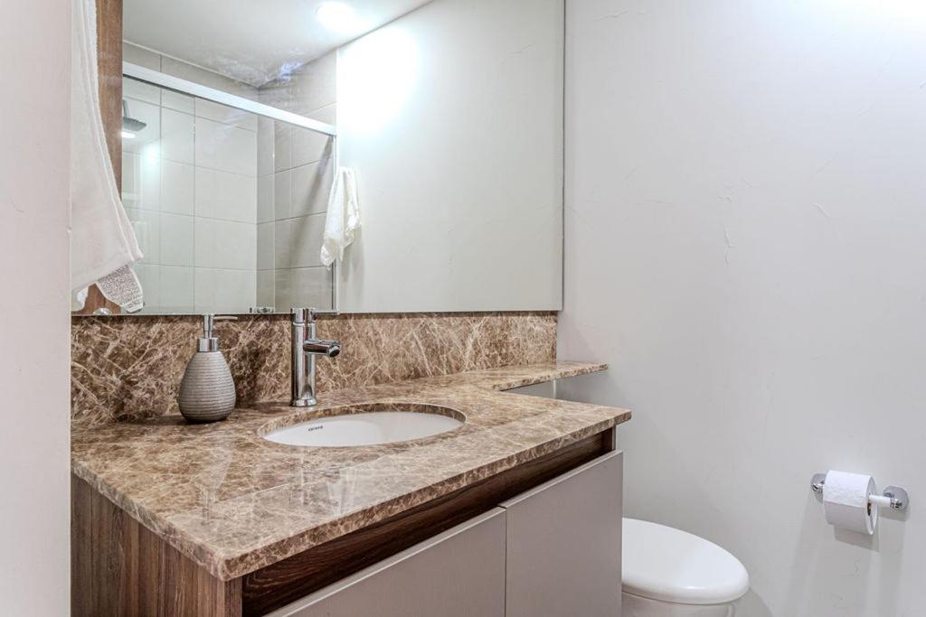 RemoteCasa - Vibrant Cityscape Studio in Laureles