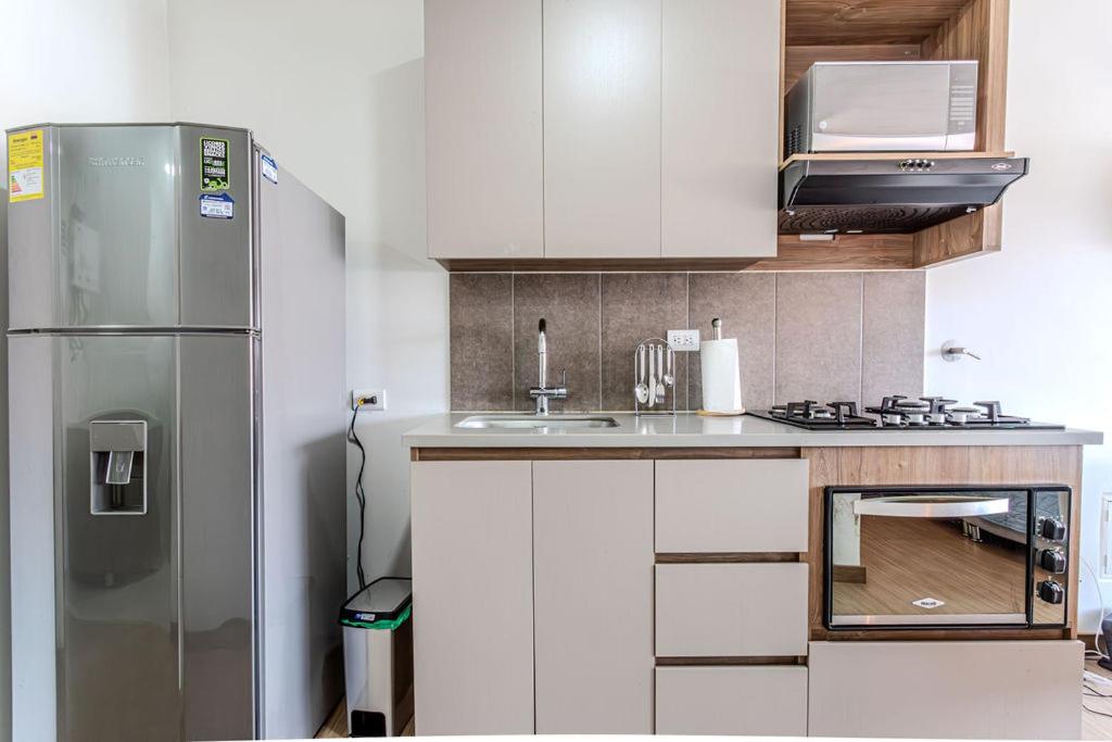 RemoteCasa - Vibrant Cityscape Studio in Laureles