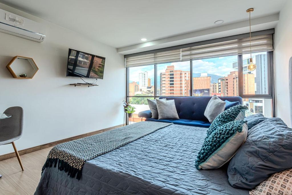 RemoteCasa - Vibrant Cityscape Studio in Laureles