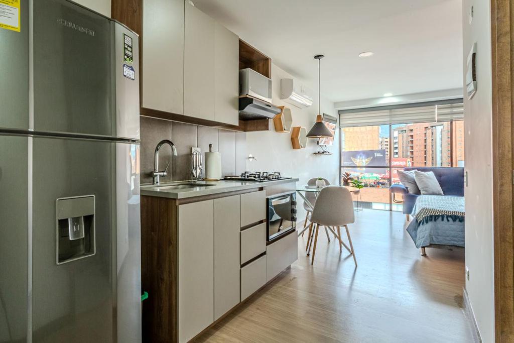 RemoteCasa - Vibrant Cityscape Studio in Laureles